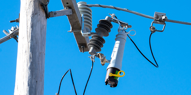 S&C's Vacufuse II Self Resetting Interrupter installed on a distribution pole S&C's Vacufuse II Self Resetting Interrupter installed on a distribution pole